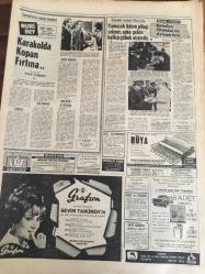 HÜRRİYET GAZETESİ 29 EKİM 1968 YIL :21 SAYI :7367---29 Ekim 1923 Meclisten Bir Seda  Yükseliyordu  :Yaşasın Cumhuriyet ---- Cumhuriyeti  Nasıl Kurduk ? Yazan :Kemal Atatürk  ---De Gaulle Ankara 'ya gitti  : Başkan , Sultanahmet   Camii  ve Topkapı  'ya  Hayran Kaldı -- Fransa 'yı  ilk  defa ziyaret  eden  Türk  devlet  başkanı  Sultan  Abdülaziz  oldu ---Fenerbahçe  fena tokat  yedi : 3-0---İzmir  Spor  :1  Eskişehir :0----Alman  generalleri  , NATO  'da ki  Türk  casus Nahit İmre  'nin  yüzünden  intihar ettiler ---Büyük  casusluk  şebekesinin  başında  Rusya 'ya  kaçmış  olan  İngiliz  ajan  Kim  Philby  var ---Otobüsle  kamyon çarpıştı  21 ölü  var -- Resmi  görüşmede  ikili  ilişkiler  ele alındı ---