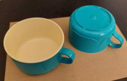 THY / Türk Hava Yolları. Plastik Kahve Fincanı, (1. Sınıf Mevki İçin Çay-Kahve Fincanıdır.) Turkuaz-Beyaz Renk. Kaliteli Sert Plastik ve Hammadesi: PS-ABS, Yıkanabilir Özelliktedir. THY Logo Baskısı İle Koleksiyoncular için Nadir Bir Parçadır. 1995, (78×48 mm) 2 Adet.