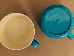 THY / Türk Hava Yolları. Plastik Kahve Fincanı, (1. Sınıf Mevki İçin Çay-Kahve Fincanıdır.) Turkuaz-Beyaz Renk. Kaliteli Sert Plastik ve Hammadesi: PS-ABS, Yıkanabilir Özelliktedir. THY Logo Baskısı İle Koleksiyoncular için Nadir Bir Parçadır. 1995, (78×48 mm) 2 Adet.