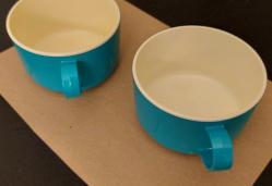 THY / Türk Hava Yolları. Plastik Kahve Fincanı, (1. Sınıf Mevki İçin Çay-Kahve Fincanıdır.) Turkuaz-Beyaz Renk. Kaliteli Sert Plastik ve Hammadesi: PS-ABS, Yıkanabilir Özelliktedir. THY Logo Baskısı İle Koleksiyoncular için Nadir Bir Parçadır. 1995, (78×48 mm) 2 Adet.