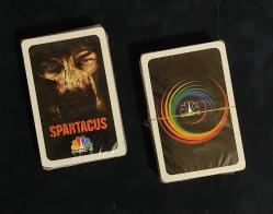 LOT.8 » CNBC-e TV ve SPARTACUS Dizisine Özel İskambil Desteleri, Koleksiyonluk ve Ambalajında Sıfır Durumdadır. 2 Adet