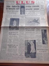 Ulus Gazetesi - 11 Eylül 1953 - CHP Genel Sekreteri Kasım Gülek Hakkari'de Bir Konuşma Yaptı - Amerika'nın Yeni Ankara Büyükelçisi Ekselans Avra Warren - İstanbul'da Yapılan Güzellik Müsabakası - Hüseyin Cahit Yalçın - Antalya Civarında Ormanlar Yanıyor - Milletlerarası Bankadan Türkiye'ye 9 Milyon Dolar Kredi - Amerika'nın Fransa'ya Yeni Yardımı - Nihat Erim Köşe Yazısı - Liselerin Islahı Meselesi Yazan Yunus Kazım Köni - Kemal Gencosman - Silviya Şark Saraylarında - Almanya İle Ticari Protokol imzalandı- Alaska'da Altın Arayıcıları Yazı Dizisi - Ulus'un Resimli Romanı İçimizdeki Düşman - Karikatürler Dünya Basınından - Pakistan Kurucusu Mehmet Ali Cinnah'ın Ölüm Yıldönümü - Amasra'nın Güzellikleri - Aksaray'da Külah Ve Takkeli Yedi Kişi Yakalandı - Kore'de Tarafsız Bölgeye İlk Sevkiyat - Kahve Karaborsası - Yalnız Bir Gece İçin Büyük Ses Üstadı Münir Nurettin Selçuk Şehir Bahçesinde - Nureddin Çamlıdağ Gecesi - Gönül Yazar - İdil Biret Suna Kan Konseri -