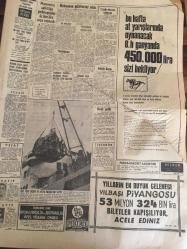 HÜRRİYET GAZETESİ  14 ARALIK  1968 YIL :21 SAYI :7413---Göz  bankası acı acı çalan telefonunda  üzüntülü  bir kız sesi :Babam  biraz önce vefat etti  , gelin gözlerini alın ----Bursalı  mahkumlar önce  dua edip  sonra  kanlarını   bağışladı ---Mısırlı  şampiyon  yüzücü  boğuldu ---Egeli  'den  sonra İTU  Rektörünü   de   dün ölümle  tehdit  edildi ---- New York  'ta Asya gribinden  bir haftada  700 kişi öldü ---Şeyh Hacı  Faysalın  İslam  Misyonu  Amerikalı Zenci  Müslümanlara Karşı ---Fenerbahçe 'nin  işi duaya  kaldı --APAK sallantıda --- Türkiye 'nin  en çok koşan adamı  atletizmi sevmiyor -- İTÜ   Basketçilerini  Milli Takımdan  Çekti  ---Japon  televizyonu  ,İsmail  Akçay  'ın  mukavemetini  fevkalade  buldu ----İlk  defa pirinç  ihraç ediliyor  --Manisa da icra  25 gün tatile  girince  avukatlar ayaklandı ----