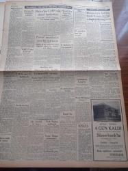 Ulus Gazetesi - 8 Ekim 1953 - Kasım Gülek'in Mersindeki Konuşması - Fenerbahçe İngiltere'nin Hull City Takımına 7 4 Kaybetti - Hüseyin Cahit Yalçın - Florance Chadwick Boğazı Geçti - Şevket Mocan Altınları Göreyim Diyor - İşçi Yapı Kooperatifi Yakın İlgi Bekliyor - Refik Halit Karay'ın Nilgün Romanı Filme Alınacak - Film Yıldızı Erika Renberg - Halk Şairi Mehmet Göçer Hakkında - Silviya Şark Saraylarında - Namık Zeki Aral - Güyana'da Komünist Tehdidi - Manevraya Katılan Türk Yunan Birliği - Türk Milli Talebe Federasyonu'nun Daveti Üzerine Galatasaray Ankara'da - Amerika'nın En Müthiş Banka Soyguncusu Aktör Willie'nin Maceraları Yazı Dizisi - Çiftçi İkramiyesi - Emlâk Bankası - M. Mukadder Atakan