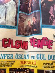 YEŞİLÇAM ORİJİNAL BEZ SİNEMA, Film AFİŞİ - Çılgın Yenge, 1971, BEZ FİLM AFİŞİ / POSTERİ - BÜYÜK BOY - ORİJİNAL - 68 X 48 cm EBADINDA - Original Turkish Big Size Movie Poster - Sırrı Gültekin, Sadık Şendil, Sadri Alışık, 	Gafur Uzuner, Suna Pekuysal, Gazanfer Özcan, Mine Mutlu, Ali Şen, Tuluğ Çizgen, Sadri Alışık, Sadettin Erbil, Ali Uyandıran, Semra Yıldız, Faik Coşkun, Ayla Arslancan, Gül Doruk, Tombiş Önder, Özdemir Baturalp, Metin Turan, Manasi Fillmeridis