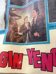 YEŞİLÇAM ORİJİNAL BEZ SİNEMA, Film AFİŞİ - Çılgın Yenge, 1971, BEZ FİLM AFİŞİ / POSTERİ - BÜYÜK BOY - ORİJİNAL - 68 X 48 cm EBADINDA - Original Turkish Big Size Movie Poster - Sırrı Gültekin, Sadık Şendil, Sadri Alışık, 	Gafur Uzuner, Suna Pekuysal, Gazanfer Özcan, Mine Mutlu, Ali Şen, Tuluğ Çizgen, Sadri Alışık, Sadettin Erbil, Ali Uyandıran, Semra Yıldız, Faik Coşkun, Ayla Arslancan, Gül Doruk, Tombiş Önder, Özdemir Baturalp, Metin Turan, Manasi Fillmeridis