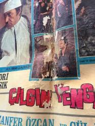 YEŞİLÇAM ORİJİNAL BEZ SİNEMA, Film AFİŞİ - Çılgın Yenge, 1971, BEZ FİLM AFİŞİ / POSTERİ - BÜYÜK BOY - ORİJİNAL - 68 X 48 cm EBADINDA - Original Turkish Big Size Movie Poster - Sırrı Gültekin, Sadık Şendil, Sadri Alışık, 	Gafur Uzuner, Suna Pekuysal, Gazanfer Özcan, Mine Mutlu, Ali Şen, Tuluğ Çizgen, Sadri Alışık, Sadettin Erbil, Ali Uyandıran, Semra Yıldız, Faik Coşkun, Ayla Arslancan, Gül Doruk, Tombiş Önder, Özdemir Baturalp, Metin Turan, Manasi Fillmeridis