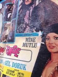 YEŞİLÇAM ORİJİNAL BEZ SİNEMA, Film AFİŞİ - Çılgın Yenge, 1971, BEZ FİLM AFİŞİ / POSTERİ - BÜYÜK BOY - ORİJİNAL - 68 X 48 cm EBADINDA - Original Turkish Big Size Movie Poster - Sırrı Gültekin, Sadık Şendil, Sadri Alışık, 	Gafur Uzuner, Suna Pekuysal, Gazanfer Özcan, Mine Mutlu, Ali Şen, Tuluğ Çizgen, Sadri Alışık, Sadettin Erbil, Ali Uyandıran, Semra Yıldız, Faik Coşkun, Ayla Arslancan, Gül Doruk, Tombiş Önder, Özdemir Baturalp, Metin Turan, Manasi Fillmeridis