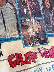 YEŞİLÇAM ORİJİNAL BEZ SİNEMA, Film AFİŞİ - Çılgın Yenge, 1971, BEZ FİLM AFİŞİ / POSTERİ - BÜYÜK BOY - ORİJİNAL - 68 X 48 cm EBADINDA - Original Turkish Big Size Movie Poster - Sırrı Gültekin, Sadık Şendil, Sadri Alışık, 	Gafur Uzuner, Suna Pekuysal, Gazanfer Özcan, Mine Mutlu, Ali Şen, Tuluğ Çizgen, Sadri Alışık, Sadettin Erbil, Ali Uyandıran, Semra Yıldız, Faik Coşkun, Ayla Arslancan, Gül Doruk, Tombiş Önder, Özdemir Baturalp, Metin Turan, Manasi Fillmeridis