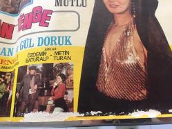YEŞİLÇAM ORİJİNAL BEZ SİNEMA, Film AFİŞİ - Çılgın Yenge, 1971, BEZ FİLM AFİŞİ / POSTERİ - BÜYÜK BOY - ORİJİNAL - 68 X 48 cm EBADINDA - Original Turkish Big Size Movie Poster - Sırrı Gültekin, Sadık Şendil, Sadri Alışık, 	Gafur Uzuner, Suna Pekuysal, Gazanfer Özcan, Mine Mutlu, Ali Şen, Tuluğ Çizgen, Sadri Alışık, Sadettin Erbil, Ali Uyandıran, Semra Yıldız, Faik Coşkun, Ayla Arslancan, Gül Doruk, Tombiş Önder, Özdemir Baturalp, Metin Turan, Manasi Fillmeridis