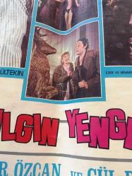 YEŞİLÇAM ORİJİNAL BEZ SİNEMA, Film AFİŞİ - Çılgın Yenge, 1971, BEZ FİLM AFİŞİ / POSTERİ - BÜYÜK BOY - ORİJİNAL - 68 X 48 cm EBADINDA - Original Turkish Big Size Movie Poster - Sırrı Gültekin, Sadık Şendil, Sadri Alışık, 	Gafur Uzuner, Suna Pekuysal, Gazanfer Özcan, Mine Mutlu, Ali Şen, Tuluğ Çizgen, Sadri Alışık, Sadettin Erbil, Ali Uyandıran, Semra Yıldız, Faik Coşkun, Ayla Arslancan, Gül Doruk, Tombiş Önder, Özdemir Baturalp, Metin Turan, Manasi Fillmeridis