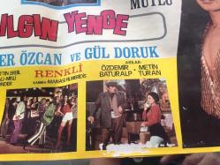 YEŞİLÇAM ORİJİNAL BEZ SİNEMA, Film AFİŞİ - Çılgın Yenge, 1971, BEZ FİLM AFİŞİ / POSTERİ - BÜYÜK BOY - ORİJİNAL - 68 X 48 cm EBADINDA - Original Turkish Big Size Movie Poster - Sırrı Gültekin, Sadık Şendil, Sadri Alışık, 	Gafur Uzuner, Suna Pekuysal, Gazanfer Özcan, Mine Mutlu, Ali Şen, Tuluğ Çizgen, Sadri Alışık, Sadettin Erbil, Ali Uyandıran, Semra Yıldız, Faik Coşkun, Ayla Arslancan, Gül Doruk, Tombiş Önder, Özdemir Baturalp, Metin Turan, Manasi Fillmeridis