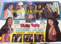 YEŞİLÇAM ORİJİNAL BEZ SİNEMA, Film AFİŞİ - Çılgın Yenge, 1971, BEZ FİLM AFİŞİ / POSTERİ - BÜYÜK BOY - ORİJİNAL - 68 X 48 cm EBADINDA - Original Turkish Big Size Movie Poster - Sırrı Gültekin, Sadık Şendil, Sadri Alışık, 	Gafur Uzuner, Suna Pekuysal, Gazanfer Özcan, Mine Mutlu, Ali Şen, Tuluğ Çizgen, Sadri Alışık, Sadettin Erbil, Ali Uyandıran, Semra Yıldız, Faik Coşkun, Ayla Arslancan, Gül Doruk, Tombiş Önder, Özdemir Baturalp, Metin Turan, Manasi Fillmeridis