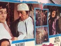 YEŞİLÇAM ORİJİNAL BEZ SİNEMA, Film AFİŞİ - Çılgın Yenge, 1971, BEZ FİLM AFİŞİ / POSTERİ - BÜYÜK BOY - ORİJİNAL - 68 X 48 cm EBADINDA - Original Turkish Big Size Movie Poster - Sırrı Gültekin, Sadık Şendil, Sadri Alışık, 	Gafur Uzuner, Suna Pekuysal, Gazanfer Özcan, Mine Mutlu, Ali Şen, Tuluğ Çizgen, Sadri Alışık, Sadettin Erbil, Ali Uyandıran, Semra Yıldız, Faik Coşkun, Ayla Arslancan, Gül Doruk, Tombiş Önder, Özdemir Baturalp, Metin Turan, Manasi Fillmeridis