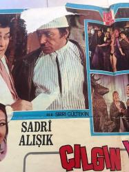 YEŞİLÇAM ORİJİNAL BEZ SİNEMA, Film AFİŞİ - Çılgın Yenge, 1971, BEZ FİLM AFİŞİ / POSTERİ - BÜYÜK BOY - ORİJİNAL - 68 X 48 cm EBADINDA - Original Turkish Big Size Movie Poster - Sırrı Gültekin, Sadık Şendil, Sadri Alışık, 	Gafur Uzuner, Suna Pekuysal, Gazanfer Özcan, Mine Mutlu, Ali Şen, Tuluğ Çizgen, Sadri Alışık, Sadettin Erbil, Ali Uyandıran, Semra Yıldız, Faik Coşkun, Ayla Arslancan, Gül Doruk, Tombiş Önder, Özdemir Baturalp, Metin Turan, Manasi Fillmeridis