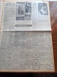 Ulus Gazetesi - 19 Eylül 1953 - Silvan'da Demokrat Partililer CumhuriyetHalk Partili'lere Saldırdı - İran'da İki Kabine Ayaklanmalar Üzere - Cumhurbaşkanı Celal Bayar'ın Amerika Seyahati - Anıtkabir - Ordumuzun Geçit Resmi - CHP Genel Sekreteri Kasım Gülek'in Doğu Gezisine Ait İntibaları - Avrupa İnsan Hakları Sözleşmesi - Silvia Şark Saraylarında - Kemal Gencosman - Gandi'nin Oğlu Mahkum Oldu - Boğaz'a Kurulacak Asma Köprü - Amerika'nın En Müthiş Banka Soyguncusu Aktör Willie'nin Maceraları Yazı Dizisi - Ankara Kupası Tenis Maçları - Ulus'un Resimli Romanı İçimizdeki Düşman - Cemiyet Hayatı - İzmir Radyosundan Bir Şikayet - Keskin Memleket Hastanesi - Batı Trakya Göçmenlerinin Durumu - Harnolin Marka Boya - Elpegaz - Ozon Çamaşır Suyu - Kızıl Çin'de İhtilalciler - Nihat Erim Köşe Yazısı - İsmet İnönü CHP Aksaray Kongresinde