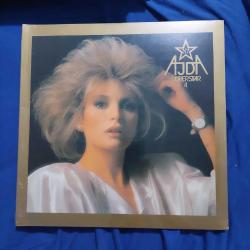 Ajda pekkan superstar 4  lp plak ambalajında
