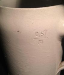 PORSELEN GÖVDE İŞLEMELİ ZİNK KAPAKLI 0,5 LT LİK OLDUKÇA YAŞLI TANKART 420