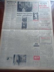 Ulus Gazetesi - 24 Eylül 1953 - Kars'ta Büyük Bir Yangın Ve İnfilak - Hüseyin Cahit Yalçın - Beypazarı Yangınında 33 Ev Yandı 54 Aile Açıkta - Nihat Erim Köşe Yazısı - Naboland Davasının Kararı 3 Ekim'de - Karantina'dan Otuz İki Hacı Kaçmış - Namık Zeki Aral - Silviya Şark Saraylarında - Hüsamettin Tugaç - Birleşmiş Milletler'de Amerika Kore İçin Tavizde Bulundu - Arapça Ders Veren Bakkal - Cumhurbaşkanı Celal Bayar İstanbul'a Gitti - İhmal Edilen Doğu İlleri - Fenerbahçe Ankara'ya Tam Kadro Geliyor - Amerika'nın En Müthiş Banka Soyguncusu Aktör Willie'nin Maceraları Yazı Dizisi - Ulus'un Resimli Romanı İçimizdeki Düşman - Kaybettiğimiz Değer Necmettin Sadak- Emet'teki Pikap Kimin Hizmetinde - Tenis Turnuvasında Özfenerbahçe Kupası - Fenerbahçe'nin Asker Oyuncularına İzin Verildi - Lefter Küçükandonyadis - Derman Ağrı Kesici - Ulus'un Hikayesi Bunak Yazan Selami İzzet Sedes