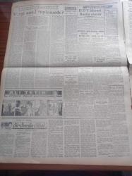 Halkçı Gazete - 10 Temmuz 1955 - Alimlerin İdaresinde Bir Dünya Hükümeti Kurulacak - Bulgarlara Cevabi Notamız Dün Verildi - Başbakan Adnan Menderes'in Sarıyar'daki Tetkikleri - Konya'nın Bir Köyü Dün İki Saat İçinde Kül Oldu - Kadınhanlı Mustafa - CHP Genel Başkanı İsmet İnönü Sigarayı Bıraktı - 30 Milyon Dolar Yardım Kredisi İşlemeye Başladı - Vali Ve Belediye Reisi Fahrettin Kerim Gökay'ın Yeni Harp İlanı - Ali Tetik Atomik Polis Hafiyesi - Halkçının Romanı Bir Ömrün Çilesi Nakleden Selami İzzet Sedes - Tiyatroların Yeni Edebi Heyeti Reşat Nuri Güntekin Fahri Celal Göktulga Refik Halit Karay Ve Cevat Fehmi Başkut - Suna Atıloğlu - Atatürk Devri Yazan Hüseyin Cahit Yalçın - Şehir Tiyatrosundan Portreler Haldun Sarıcı - Oyuncu Robert Wagner - Dikine Havalanan Uçak - Deniz Pentatlon Müsabakaları - İstanbul Kadınlar Futbol Takımı - Aziz Basmacı Ve Takımı