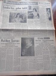 Halkçı Gazete - 10 Temmuz 1955 - Alimlerin İdaresinde Bir Dünya Hükümeti Kurulacak - Bulgarlara Cevabi Notamız Dün Verildi - Başbakan Adnan Menderes'in Sarıyar'daki Tetkikleri - Konya'nın Bir Köyü Dün İki Saat İçinde Kül Oldu - Kadınhanlı Mustafa - CHP Genel Başkanı İsmet İnönü Sigarayı Bıraktı - 30 Milyon Dolar Yardım Kredisi İşlemeye Başladı - Vali Ve Belediye Reisi Fahrettin Kerim Gökay'ın Yeni Harp İlanı - Ali Tetik Atomik Polis Hafiyesi - Halkçının Romanı Bir Ömrün Çilesi Nakleden Selami İzzet Sedes - Tiyatroların Yeni Edebi Heyeti Reşat Nuri Güntekin Fahri Celal Göktulga Refik Halit Karay Ve Cevat Fehmi Başkut - Suna Atıloğlu - Atatürk Devri Yazan Hüseyin Cahit Yalçın - Şehir Tiyatrosundan Portreler Haldun Sarıcı - Oyuncu Robert Wagner - Dikine Havalanan Uçak - Deniz Pentatlon Müsabakaları - İstanbul Kadınlar Futbol Takımı - Aziz Basmacı Ve Takımı