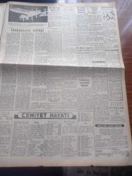 Halkçı Gazete - 10 Temmuz 1955 - Alimlerin İdaresinde Bir Dünya Hükümeti Kurulacak - Bulgarlara Cevabi Notamız Dün Verildi - Başbakan Adnan Menderes'in Sarıyar'daki Tetkikleri - Konya'nın Bir Köyü Dün İki Saat İçinde Kül Oldu - Kadınhanlı Mustafa - CHP Genel Başkanı İsmet İnönü Sigarayı Bıraktı - 30 Milyon Dolar Yardım Kredisi İşlemeye Başladı - Vali Ve Belediye Reisi Fahrettin Kerim Gökay'ın Yeni Harp İlanı - Ali Tetik Atomik Polis Hafiyesi - Halkçının Romanı Bir Ömrün Çilesi Nakleden Selami İzzet Sedes - Tiyatroların Yeni Edebi Heyeti Reşat Nuri Güntekin Fahri Celal Göktulga Refik Halit Karay Ve Cevat Fehmi Başkut - Suna Atıloğlu - Atatürk Devri Yazan Hüseyin Cahit Yalçın - Şehir Tiyatrosundan Portreler Haldun Sarıcı - Oyuncu Robert Wagner - Dikine Havalanan Uçak - Deniz Pentatlon Müsabakaları - İstanbul Kadınlar Futbol Takımı - Aziz Basmacı Ve Takımı