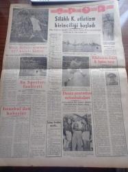 Halkçı Gazete - 10 Temmuz 1955 - Alimlerin İdaresinde Bir Dünya Hükümeti Kurulacak - Bulgarlara Cevabi Notamız Dün Verildi - Başbakan Adnan Menderes'in Sarıyar'daki Tetkikleri - Konya'nın Bir Köyü Dün İki Saat İçinde Kül Oldu - Kadınhanlı Mustafa - CHP Genel Başkanı İsmet İnönü Sigarayı Bıraktı - 30 Milyon Dolar Yardım Kredisi İşlemeye Başladı - Vali Ve Belediye Reisi Fahrettin Kerim Gökay'ın Yeni Harp İlanı - Ali Tetik Atomik Polis Hafiyesi - Halkçının Romanı Bir Ömrün Çilesi Nakleden Selami İzzet Sedes - Tiyatroların Yeni Edebi Heyeti Reşat Nuri Güntekin Fahri Celal Göktulga Refik Halit Karay Ve Cevat Fehmi Başkut - Suna Atıloğlu - Atatürk Devri Yazan Hüseyin Cahit Yalçın - Şehir Tiyatrosundan Portreler Haldun Sarıcı - Oyuncu Robert Wagner - Dikine Havalanan Uçak - Deniz Pentatlon Müsabakaları - İstanbul Kadınlar Futbol Takımı - Aziz Basmacı Ve Takımı