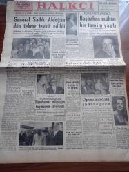 Halkçı Gazete - 1 Temmuz 1955 - General Sadık Aldoğan Dün Tekrar Tevkif Edildi - Nüfus Sayımı Hakkında Başbakan Adnan Menderes Mühim Bir Tamim Yaptı - Amerikan Başkanı Eisenhower Adaylığını Koymamak Kararında - Gümrük Ve Tekel Bakanı Emin Kalafat Radyoda İzahat Verdi - Kıbrıs'a Dair Üçlü Bir Konferans Toplanıyor - Ferit Melen - Bir Ömrün Çilesi Nakleden Selami İzzet Sedes Yazı Dizisi - Sen Sor Ben Söyleyeyim Yazan Ali Cengiz Yazı Dizisi - Atatürk Devri Yazan Hüseyin Cahit Yalçın Yazı Dizisi - Mahkumlar Cehennemi Yazan Osman Şan Yazı Dizisi - Yeni Sesler Yeni Sazlar Nezahat Bayramoğlu - İşte Yurttan Sesler Korosu - İstanbul Opereti İzmir'de - Ali Sururi - Arlene Dahl'in Hikayesi - Muhabank - Sportif Oyunlar Federasyonu Başkanı Faik Gökay Şimdilik Vazife Başında - Hacettepe'li Mustafa Deliveli'nin İstifası Meselesi - Dünkü Teniste Nazmi Bari Engin Balaş'ı Yendi- İstanbul At Yarışı