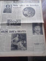 Halkçı Gazete - 1 Temmuz 1955 - General Sadık Aldoğan Dün Tekrar Tevkif Edildi - Nüfus Sayımı Hakkında Başbakan Adnan Menderes Mühim Bir Tamim Yaptı - Amerikan Başkanı Eisenhower Adaylığını Koymamak Kararında - Gümrük Ve Tekel Bakanı Emin Kalafat Radyoda İzahat Verdi - Kıbrıs'a Dair Üçlü Bir Konferans Toplanıyor - Ferit Melen - Bir Ömrün Çilesi Nakleden Selami İzzet Sedes Yazı Dizisi - Sen Sor Ben Söyleyeyim Yazan Ali Cengiz Yazı Dizisi - Atatürk Devri Yazan Hüseyin Cahit Yalçın Yazı Dizisi - Mahkumlar Cehennemi Yazan Osman Şan Yazı Dizisi - Yeni Sesler Yeni Sazlar Nezahat Bayramoğlu - İşte Yurttan Sesler Korosu - İstanbul Opereti İzmir'de - Ali Sururi - Arlene Dahl'in Hikayesi - Muhabank - Sportif Oyunlar Federasyonu Başkanı Faik Gökay Şimdilik Vazife Başında - Hacettepe'li Mustafa Deliveli'nin İstifası Meselesi - Dünkü Teniste Nazmi Bari Engin Balaş'ı Yendi- İstanbul At Yarışı