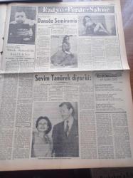 Halkçı Gazete - 20 Haziran 1955 - Amerikan Yardımına Dair Red Cevabı Üzerine Le Monde'un Fikri Üzerine - Sevim Tanürek İle Söyleşi - Dünkü Cumhuriyetçi Millet Partisi Toplantıları - Aktör Paul Douglas'ı Karısı Hipnotizma İle Doğum Yapacak - Cumhurbaşkanı Celal Bayar'ın Beyrut'ta Dünkü Ziyaretleri - Ali Tetik Atomik Polis Hafiyesi - Atom Bombasına Dair Hakikatler Çeviren Ahmet Suat - Bir Ömrün Çilesi Nakleden Selami İzzet Sedes - Pakistan Milli Savunma Bakanı Eyüp Han Dün Geldi - Silviya Halkçı'nın Resimli Romanı - Aktris Ester Williams Pinti Midir - Atatürk Devri Yazan Hüseyin Cahit Yalçın Yazı Dizisi - Dansöz Semiramis - Sevdiğiniz Şarkılar Türküler Ay Gara Gaş - Mahkumlar Cehennemi Yazan Osman Şan Yazı Dizisi - Maden İşçileri Sendikası Kongresi - Dün Yapılan Yağlı Güreşlerde İrfan Atan Unvanını Korudu - Futbol Federasyonu Başkanı Hasan Polat'ın Beyanı - İstanbul At Yarışları Dün Başladı - Hakem Muzaffer Ertuğ