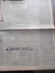 Halkçı Gazete - 20 Haziran 1955 - Amerikan Yardımına Dair Red Cevabı Üzerine Le Monde'un Fikri Üzerine - Sevim Tanürek İle Söyleşi - Dünkü Cumhuriyetçi Millet Partisi Toplantıları - Aktör Paul Douglas'ı Karısı Hipnotizma İle Doğum Yapacak - Cumhurbaşkanı Celal Bayar'ın Beyrut'ta Dünkü Ziyaretleri - Ali Tetik Atomik Polis Hafiyesi - Atom Bombasına Dair Hakikatler Çeviren Ahmet Suat - Bir Ömrün Çilesi Nakleden Selami İzzet Sedes - Pakistan Milli Savunma Bakanı Eyüp Han Dün Geldi - Silviya Halkçı'nın Resimli Romanı - Aktris Ester Williams Pinti Midir - Atatürk Devri Yazan Hüseyin Cahit Yalçın Yazı Dizisi - Dansöz Semiramis - Sevdiğiniz Şarkılar Türküler Ay Gara Gaş - Mahkumlar Cehennemi Yazan Osman Şan Yazı Dizisi - Maden İşçileri Sendikası Kongresi - Dün Yapılan Yağlı Güreşlerde İrfan Atan Unvanını Korudu - Futbol Federasyonu Başkanı Hasan Polat'ın Beyanı - İstanbul At Yarışları Dün Başladı - Hakem Muzaffer Ertuğ