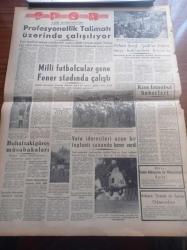 Halkçı Gazete - 16 Haziran 1955 - Celal Bayar Beyrut Yolunda - Lübnan Türk Irak Paktına Katılıyor - Amerikan Yardımına Dair Başbakan Adnan Menderes'in Bir Demeci - Avrupa Güzeli İlan Edilen İnga Britt Soedberg - Amerika Cumhurbaşkanı Eisenhower San Francisco'da Bir Nutuk Söyleyecek - Ali Tetik Atomik Polis Hafiyesi - Şehrimizde 59 Ton Şeker Dağıtıldı - Atatürk Devri Yazan Hüseyin Cahit Yalçın Yazı Dizisi - Film Yıldızı Belkıs Özener Yazar Gümüş Palas Aile Saz Salonunda- Atatürk Devri Yazan Hüseyin Cahit Yalçın Yazı Dizisi - Operet Sanatkârları Asuman Arsan - Sanatkar Portreleri Azize Tözem Ve Sanatı - İzmir'den Sesler Güler Göksel - Üstad Fahri Kopuz Geçmişi Dile Getiriyor - Sevdiğiniz Şarkılar Türküler Bu Gece Uymamışım-  Eski Futbol Federasyonu Başkanı Orhan Şeref Apak'ın İtalya Maçı Hakkındaki Beyanatı - Milli Futbolcular Gene Fenerbahçe Stadında Çalıştı