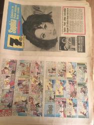 HÜRRİYET    1 ARALIK  1968 YIL :21SAYI :7400----Demirel 'in  Nurcuların  halifesi  olduğunu  söyleyen  Antalya Milletvekili  Hasan  Fehmi  Boztepe adındaki  AP  'li  Bir Delege  Ümmetçiliğini  İlan Etti --Aklınızı  başınıza alın AP 'li  beyler ---Sürat rekortmeni  ,üç  direkli  Arjantin  okul  gemisi İstanbul da --    Dario Moreno  kanlar içinde bulundu --Koma halindeki  ünlü  şarkıcı  ifade veremedi --Sophia -Ponti  çiftine  bekledikleri  doğum  35 milyon  liraya mal olacak ----Anadolu kavağı  denize giren  Aydın  , Boğazı  5 saatte  yüzerek  -----Boston  Canavarı  filmini  gören  baygınlık geçiriyor ---Galatasaray  'ın adı  var  kendi  yoktu -- Beşiktaş 'ın  gayesi  liderlik  İzmir Spor  'un ki  beraberlik --1  golün  bedeli  900 bin lira---