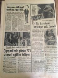 HÜRRİYET GAZETESİ 21 NİSAN 1968 YIL :20 SAYI : 7176---Sahte gümrük belgeleriyle  milyonluk  vurgun --AP Genel Merkezi Barlas , Atabey  ve  Kibar 'a Mavi Boncuk  Dağıttı --Barnard  bu  yıl 3  kalp  nakli  daha yapacak---Adana  'da dönüm  başına 450  kilo  buğday alınacak --Menderes  ailesinin  sabık  gelini  , yıldırım  nikahı  yapıp  bir müteahhit  ile evlendi ----TÜRK -İŞ  Kongresinde  politika yasaklandı ---Fransa da  karma okullarda  yapılan  anket  :Öğrencilerin  yüzde  70 'i  cinsel eğitim istiyor --İngiltere  Kraliçesi   Elizabeth  Drakule  filmlerini  ihraç  eden  şirketin  sahiplerine  nişan verdi --Fenerbahçe -Göztepe -Beşiktaş -H.Tepe  --- Vefa da galip  :3-1 ---Feriköy için  Ümit Kapısı  Aralandı --G.Birliği :2  Altınordu : 1---