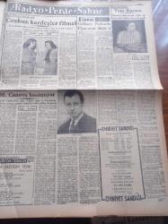 Halkçı Gazete - 11 Haziran 1955 - Hilton Oteli 1955 Yılında Açıldı - Benli Belkıs Polise Altı Milyon Liralık Gerdanlığının Çalındığını Haber Verdi - Hilton Balosunda Hollywood Yıldızları Göz Kamaştırıyordu -  Avrupa Güzeli Finlandiya'da Bugün Seçilecek - İsrail Amerika İle Bir Pakt İmzalıyor - Marlon Brando Harb Ve Sulh Filminin Başrolünü Reddetti - Ali Tetik Atomik Polis Hafiyesi - Bir. Ömrün Çilesi Nakleden Selami İzzet Sedes Yazı Dizisi - İstanbul'da Helikopter Seferleri - Atatürk Devri Yazan Hüseyin Cahit Yalçın Yazı Dizisi - Mine Ve Mukaddes Coşkun Kardeşler Film Prodüktörlüğüne Başladı - Otello Temsili Münasebetiyle Mahir Canova Konuşuyor - Operet Sanatkârı Toto Karaca - Gülhane Parkında Figaronun Düğünü - Denizcilik Bankası - Hilton Otelinin Açılışına Ait Fotoğraflar - Askerispor Konseyi Ne Kararlar Verdi - Atletizm Bayramı Bugün Başlıyor - Jimnastikçi Subaylar