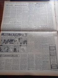 Halkçı Gazete - 1 Haziran 1955 - İngiltere'de Grevler Sebebiyle Fevkalade Tedbirler - Ses Karikatüristi Celal Şahin - İran Başbakanı Nuri Sait da Türkiye'ye Geliyor - Irak Kralı Faysal Celal Bayar'a Arap Atı Hediye Etti - 17 Haziranda Kıyamet Kopacakmış - Mareşal Tito Kruşçev Ve Bulganin'le Sohbet Ederken - İşçiler Çalışma Emniyeti İstiyor - Ali Tetik Atomik Polis Hafiyesi - Düşman Bolluğu Çeviren Haluk Tuncalı Yazı Dizisi - Meriç Nehrinin Islahı İşi Bugün Başlıyor - Karagöz Kukla Ve Orta Oyunu - Atatürk Devri Yazan Hüseyin Cahit Yalçın Yazı Dizisi - Sanatkar Portreleri Genç Soprano Beragm Kızıltuğ - Ses Sanatkarı Sevim Çağlayan Nişanı Bozdu - Süleyman Güler Diyor Ki - Değerli Piyanist Ulvi Cemal Erkin'in Bir Fıkrası - Çocuk Köşesi - Resimli Bulmaca - Akdeniz Oyunlarına Fransa Hazırlanıyor - Küçük Spor Hikayesi Arslan Oğlum Yazan Cemal Saltık