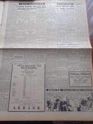 Halkçı Gazete - 1 Haziran 1955 - İngiltere'de Grevler Sebebiyle Fevkalade Tedbirler - Ses Karikatüristi Celal Şahin - İran Başbakanı Nuri Sait da Türkiye'ye Geliyor - Irak Kralı Faysal Celal Bayar'a Arap Atı Hediye Etti - 17 Haziranda Kıyamet Kopacakmış - Mareşal Tito Kruşçev Ve Bulganin'le Sohbet Ederken - İşçiler Çalışma Emniyeti İstiyor - Ali Tetik Atomik Polis Hafiyesi - Düşman Bolluğu Çeviren Haluk Tuncalı Yazı Dizisi - Meriç Nehrinin Islahı İşi Bugün Başlıyor - Karagöz Kukla Ve Orta Oyunu - Atatürk Devri Yazan Hüseyin Cahit Yalçın Yazı Dizisi - Sanatkar Portreleri Genç Soprano Beragm Kızıltuğ - Ses Sanatkarı Sevim Çağlayan Nişanı Bozdu - Süleyman Güler Diyor Ki - Değerli Piyanist Ulvi Cemal Erkin'in Bir Fıkrası - Çocuk Köşesi - Resimli Bulmaca - Akdeniz Oyunlarına Fransa Hazırlanıyor - Küçük Spor Hikayesi Arslan Oğlum Yazan Cemal Saltık