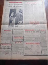 Halkçı Gazete - 1 Haziran 1955 - İngiltere'de Grevler Sebebiyle Fevkalade Tedbirler - Ses Karikatüristi Celal Şahin - İran Başbakanı Nuri Sait da Türkiye'ye Geliyor - Irak Kralı Faysal Celal Bayar'a Arap Atı Hediye Etti - 17 Haziranda Kıyamet Kopacakmış - Mareşal Tito Kruşçev Ve Bulganin'le Sohbet Ederken - İşçiler Çalışma Emniyeti İstiyor - Ali Tetik Atomik Polis Hafiyesi - Düşman Bolluğu Çeviren Haluk Tuncalı Yazı Dizisi - Meriç Nehrinin Islahı İşi Bugün Başlıyor - Karagöz Kukla Ve Orta Oyunu - Atatürk Devri Yazan Hüseyin Cahit Yalçın Yazı Dizisi - Sanatkar Portreleri Genç Soprano Beragm Kızıltuğ - Ses Sanatkarı Sevim Çağlayan Nişanı Bozdu - Süleyman Güler Diyor Ki - Değerli Piyanist Ulvi Cemal Erkin'in Bir Fıkrası - Çocuk Köşesi - Resimli Bulmaca - Akdeniz Oyunlarına Fransa Hazırlanıyor - Küçük Spor Hikayesi Arslan Oğlum Yazan Cemal Saltık