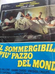 Çılgın Denizaltı, (IL SOMMERGIBILE PIU' PAZZO DEL MONDO) 1982,  ORİJİNAL FİLM AFİŞİ / POSTERİ - BÜYÜK BOY - ORİJİNAL - 66 X 47 cm EBADINDA - Original Turkish Big Size Movie Poster - Mariano Laurenti, Gino Capone, Franco Milizia, Anna Maria Rizzoli, Bombolo, Enzo Cannavale, Giorgio Ariani, Saverio Vallone, Gianni Ciardo, Vincenzo Crocitti, Roberto Caporali, Ernst Thole, Felice Andreasi, Sergio Di Pinto, Roberta Spagnoli, Guido Nicheli, Franca Mantelli, Jacques Stany, Adriana Giuffrè