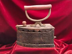 ÜTÜ ANTİKA KÖMÜRLÜ ÜTÜ (7).OLDUKÇA YAŞLI BİR DÖNEM ÜTÜSÜDÜR.KOLEKSİYONLUK BİR PARÇADIR