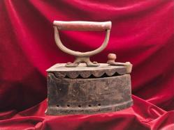 ÜTÜ ANTİKA KÖMÜRLÜ ÜTÜ (7).OLDUKÇA YAŞLI BİR DÖNEM ÜTÜSÜDÜR.KOLEKSİYONLUK BİR PARÇADIR