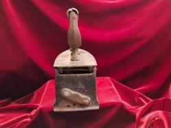 ÜTÜ ANTİKA KÖMÜRLÜ ÜTÜ (7).OLDUKÇA YAŞLI BİR DÖNEM ÜTÜSÜDÜR.KOLEKSİYONLUK BİR PARÇADIR