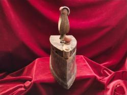 ÜTÜ ANTİKA KÖMÜRLÜ ÜTÜ (7).OLDUKÇA YAŞLI BİR DÖNEM ÜTÜSÜDÜR.KOLEKSİYONLUK BİR PARÇADIR