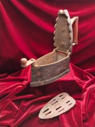 ÜTÜ ANTİKA KÖMÜRLÜ ÜTÜ (7).OLDUKÇA YAŞLI BİR DÖNEM ÜTÜSÜDÜR.KOLEKSİYONLUK BİR PARÇADIR