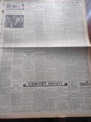 Halkçı Gazete - 28 Mayıs 1955 - Belgrad Görüşmeleri Tito Ve Kruşçef Bu Gün Konuşacaklar - CHP Genel Sekreteri Kasım Gülek'in İstanbul'da Dün Verdiği Beyanat - Polonyalı Virtüöz Kemancı Wanda Wilkomirska - İngiltere'de Muhafazakar Parti Seçimleri Kazandı - Yarınki At Yarışlarının Tahminleri - Şaka Yapan Bir Hortlak Yakalandı - Ali Tetik Atomik Polis Hafiyesi - 41 Kanun Birden Yürürlüğe Girdi - Rüşvet Almayan Trafik Polisi Mustafa Turan - Halkçı'nın Hikayesi Don Juan - İstanbul Operetinde İki Saat - Genç Okuyucu Nebahat Yedibaş Yakında Anne Olacak - Sabite Tur Gülerman - Yeni Sesler Yeni Sazlar Sevim Erdi - Atatürk Devri Yazan Hüseyin Cahit Yalçın Yazı Dizisi - Eski Kral Faruk İş Arıyor Yazı Dizisi - Cemiyet Hayatı - Adalet Takımı Bugün Ankara'da - Sarajevo Atletlerini Bugün Seyredeceğiz - Tarihi Kırkpınar Güreşleri Başladı - Sporda 1,5 Milyonluk Bütçe