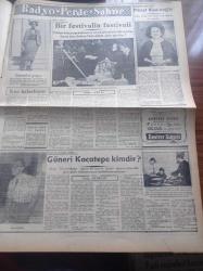Halkçı Gazete - 29 Mayıs 1955 - İngiltere'de Seçimler Bitti Grev Berdevam - Kozan Cezaevinde Ayaklanma Mahkumlar Kaymakamı Omuzlarda Taşıdı - Muhafazakar Parti Lideri Churchill Muzaffer Oldu - Doktor Mükerrem Sarol Konya'da Dün Çok Sert Konuştu -  Sovyet Yugoslav Görüşmeleri - Kırkpınar'da Baş Pehlivan Bugün Belli Olacak - Ankara Güzelleri Nil Alpar Yurdanur Gürkök Türkan Yalçın Ve Esin Aras - Ali Tetik Atomik Polis Hafiyesi - Yosmanın Aşkı Mary Anne Yazan Daphne Du Maurier Yazı Dizisi - Terziler Federasyonu Kongresi - Atom Komitesinin Çalışmaları Bitti - Ankara Festivali - Atatürk Devri Yazan Hüseyin Cahit Yalçın Yazı Dizisi - Emel Gazimihal BBC Radyosuna Staj Yapmaya Gidiyor- Yeni Sesler Yeni Sazlar Fikret Kozinoğlu - İzmir'in En Tipik Askerî Güneri Kocatepe Kimdir - Eski Kral Faruk İş Arıyor Yazı Dizisi - Sana Nebati Yağ - Adalet Ankara'da Kaybetti - Ankaralı Hakem Zülbahar Sağnak En Çok Maç İdare Eden Hakem Oldu - Fluminense Galatasaray'ı Yendi
