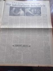 Halkçı Gazete - 27 Temmuz 1954 - CHP Kurultayı İsmet İnönü'nün Nutku İle Açıldı - Vatan Hizmetinde Cumhuriyet Halk Partisini Büyük Vazifeler Bekliyor - Genel Sekreter Kasım Gülek Kurultayda Rapor Okurken - Komünist Çin Uçakları Hücum Ediyor - Türk Yıldızı Belgin Doruk - Medflex Tatbikatı Hakkında - Muhtar Üniversite - Halkçı'nın Resimli Romanı Aşk Yakutu - Mösyö Lökok Yazan Emile Gaboriau Yazı Dizisi - Atletlerimizin Mağlubiyeti Teessür Yarattı - İngiliz Kabinesi Toplandı - Kral Faysal'ın Parlamento Nutku - Hayvan Terbiyecisi Eva Gabor - Hüseyin Cahit Yalçın'ın 50 Yıllık Siyasi Hatıraları Meşruiyet Devri Ve Sonrası Yazı Dizisi - Marilyn Monroe 50 Dolara Çıplak Poz Vermiştim Dedi - Cumhuriyet Halk Partisi Kurultayından Fotoğraflar