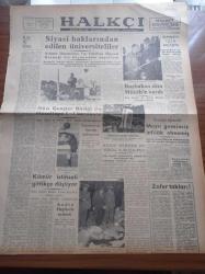 Halkçı Gazete - 3 Ekim 1954 - Siyasi Haklarından Edilen Üniversitesiler - Ankara Üniversitesi Tıp Fakültesi Öğrenci Derneği Bir Beyanname Yayınladı - Dün Gençlerbirliği İle Hacettepe Berabere Kaldı - Yüzbaşı İsmail Demiralp Kendi Kendini Mi Vurdu Vuruldu Mu - Audrey Hepburn Evlendi - Başbakan Adnan Menderes Dün Münih'e Vardı - Mayın Gemimiz İnfilak Etmemiş - Merkez Bankası Ve Vazifeleri - Orman Yazan İlhan Tarus Yazı Dizisi - Fransa'da Casusluk - Triytese Anlaşması - Olgunluk Sınavı Kaldırılıyor - Film Yıldızı Ingrid Bergman Şahitlik Edecek - Bugünkü At Yarışları - Hüseyin Cahit Yalçın'ın 50 Yıllık Siyasi Hatıraları Meşrutiyet Devri Ve Sonrası Yazı Dizisi - Arı Unları - Dünya Cenneti İstanbul'da Arsa Sahibi Olmak Muhabank'ta 150 Lira Bulundurmakla Mümkün - Tokalon Kremi - Elizabeth Taylor