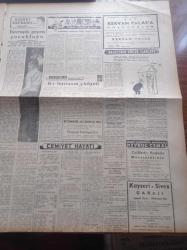 Halkçı Gazete - 3 Ekim 1954 - Siyasi Haklarından Edilen Üniversitesiler - Ankara Üniversitesi Tıp Fakültesi Öğrenci Derneği Bir Beyanname Yayınladı - Dün Gençlerbirliği İle Hacettepe Berabere Kaldı - Yüzbaşı İsmail Demiralp Kendi Kendini Mi Vurdu Vuruldu Mu - Audrey Hepburn Evlendi - Başbakan Adnan Menderes Dün Münih'e Vardı - Mayın Gemimiz İnfilak Etmemiş - Merkez Bankası Ve Vazifeleri - Orman Yazan İlhan Tarus Yazı Dizisi - Fransa'da Casusluk - Triytese Anlaşması - Olgunluk Sınavı Kaldırılıyor - Film Yıldızı Ingrid Bergman Şahitlik Edecek - Bugünkü At Yarışları - Hüseyin Cahit Yalçın'ın 50 Yıllık Siyasi Hatıraları Meşrutiyet Devri Ve Sonrası Yazı Dizisi - Arı Unları - Dünya Cenneti İstanbul'da Arsa Sahibi Olmak Muhabank'ta 150 Lira Bulundurmakla Mümkün - Tokalon Kremi - Elizabeth Taylor