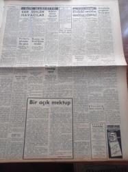 Halkçı Gazete - 11 Aralık 1954 - Toprak Kanunu Tadil Ediliyor - Baroda Bugün Seçim Var - Sedat Simavi Anılıyor - Kıbrıs İşi Etrafında Yunan Gayreti - Yabancı Memleketlerden Posta İle Gelen Çekleri Çalan Bir Şebeke - Kızılların Elindeki Türk Askerleri - Mısır Kraliçesi Neriman İle Evlenmek İsteyen Şeyh - Atatürk'e Dil Uzatan At Sırtındaki Hayalet Kitabı - Kars Yayla Gecesi - Kıbrıs Türk'tür Takvimi Hazırlandı - Ankara'da Bugünkü At Yarışları - Cinlerle Güreşler Bu Gece - Hüseyin Cahit Yalçın'ın 50 Yıllık Siyasi Hatıraları Meşrutiyet Devri Ve Sonrası Yazı Dizisi - Manon Operası - Baykara'nın Serüvenleri Baykara Hollywood'da Resimli Roman - Mary Pickford Hayatını Anlatıyor Yazı Dizisi - Dost Mu Düşman Mı Yazan Oreste Pinto Yazı Dizisi - Ölü Kafası Pelerin Altında İşlenen Cinayet Yazan Ketlin Veyd Yazı Dizisi - Gençlerbirliği Güneş Maçı Bugün - 1958 Dünya Şampiyonası - Fenerbahçe Beyoğluspor'u 8 0 Yendi